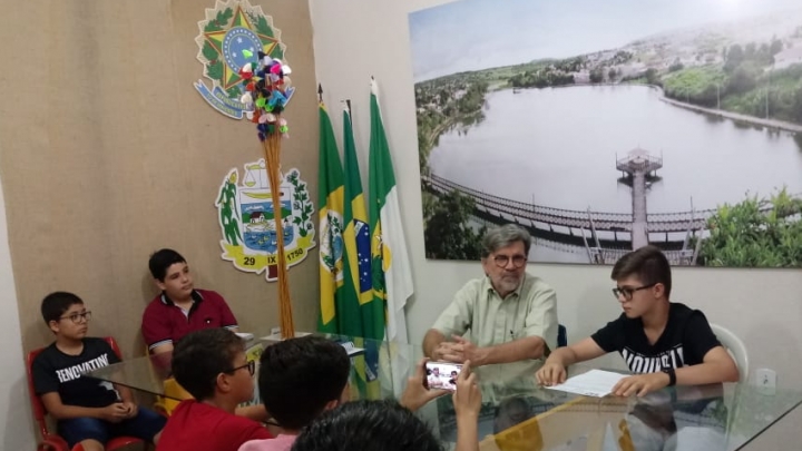Centenário da Escola Padre Cosme é tema de entrevista entre alunos e prefeito