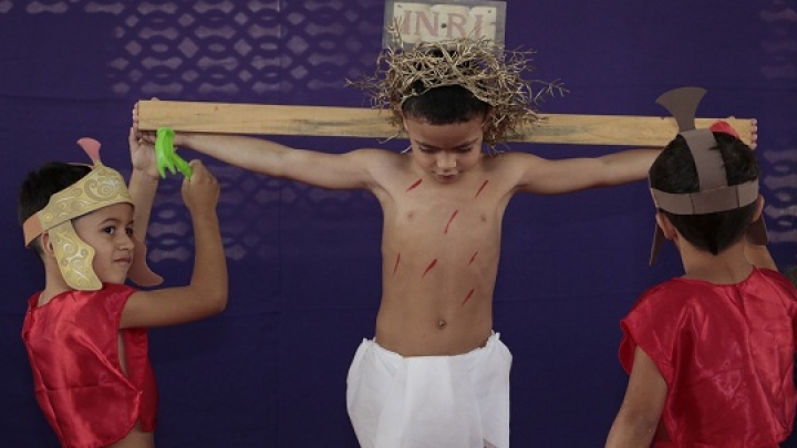 Emoção marca encenação da Paixão de Cristo em pré-escola micaelense