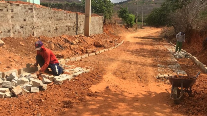 Prefeitura inicia pavimentação de via na comunidade Olho d’Água Dantas