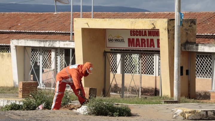 Prefeitura de São Miguel realiza mutirão de serviços públicos na Vila Oiteiro