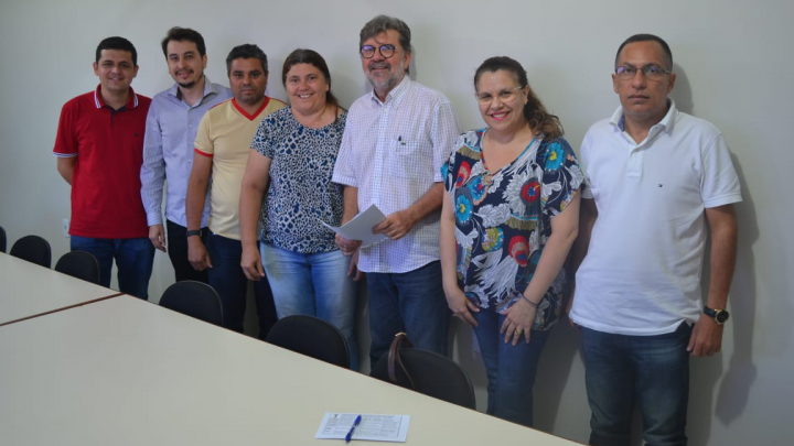 Prefeito Zé Gaudêncio assina acordo atendendo pleitos dos professores municipais